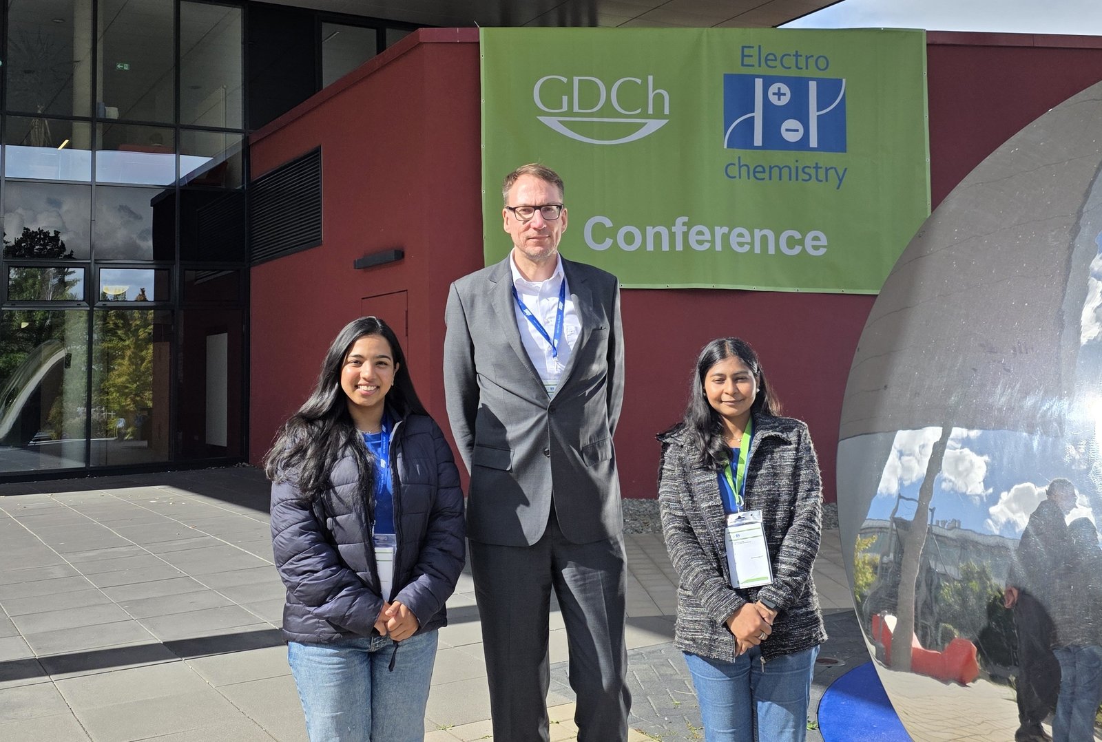 Participants of the GDCh Electrochemistry 2026 conference in Bayreuth in front of the green conference banner